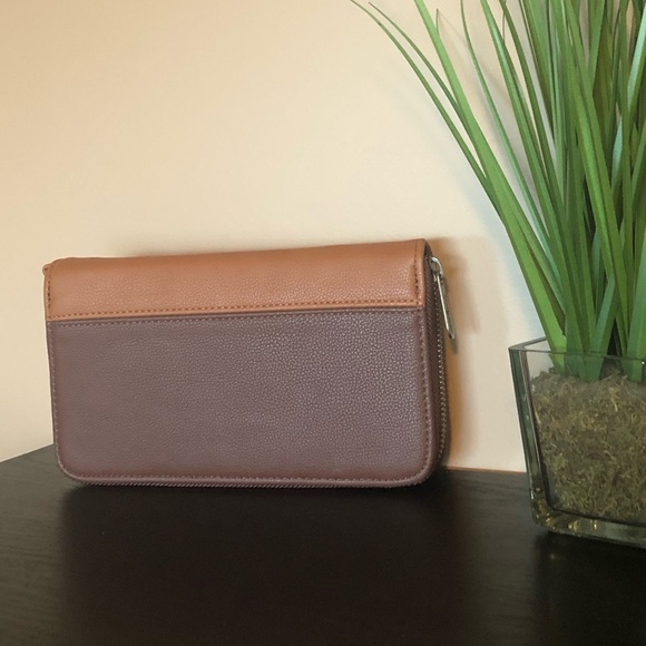 thirty-one Handbags - 🆕thirty-one’s ✨ NEW all about the Benjamins wallet Cappuccino Smooth Pebble😍